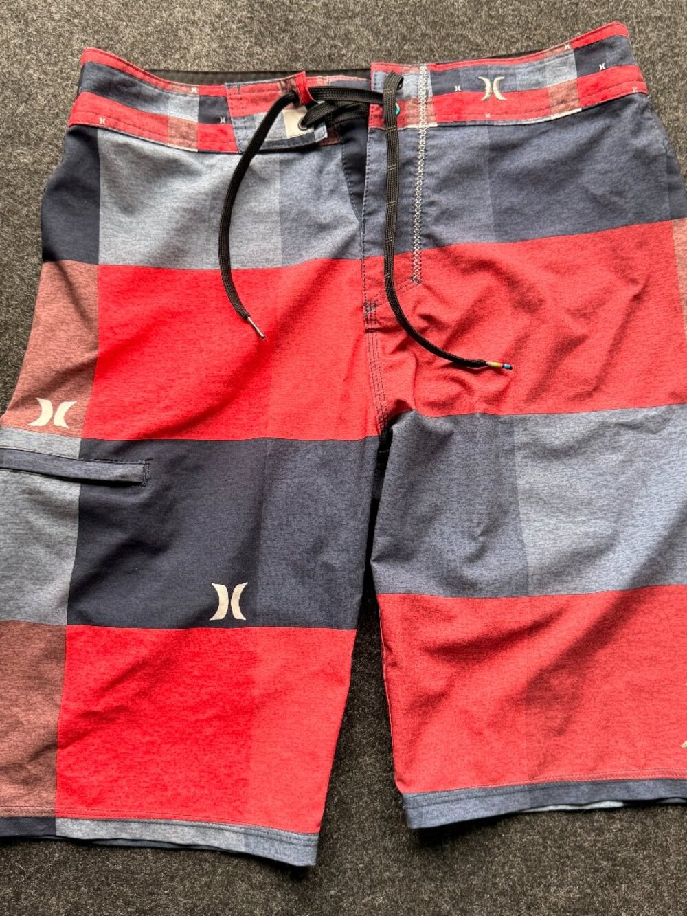 Hurley Phantom Men’s Size 28 Red Gray Plaid Boardshorts